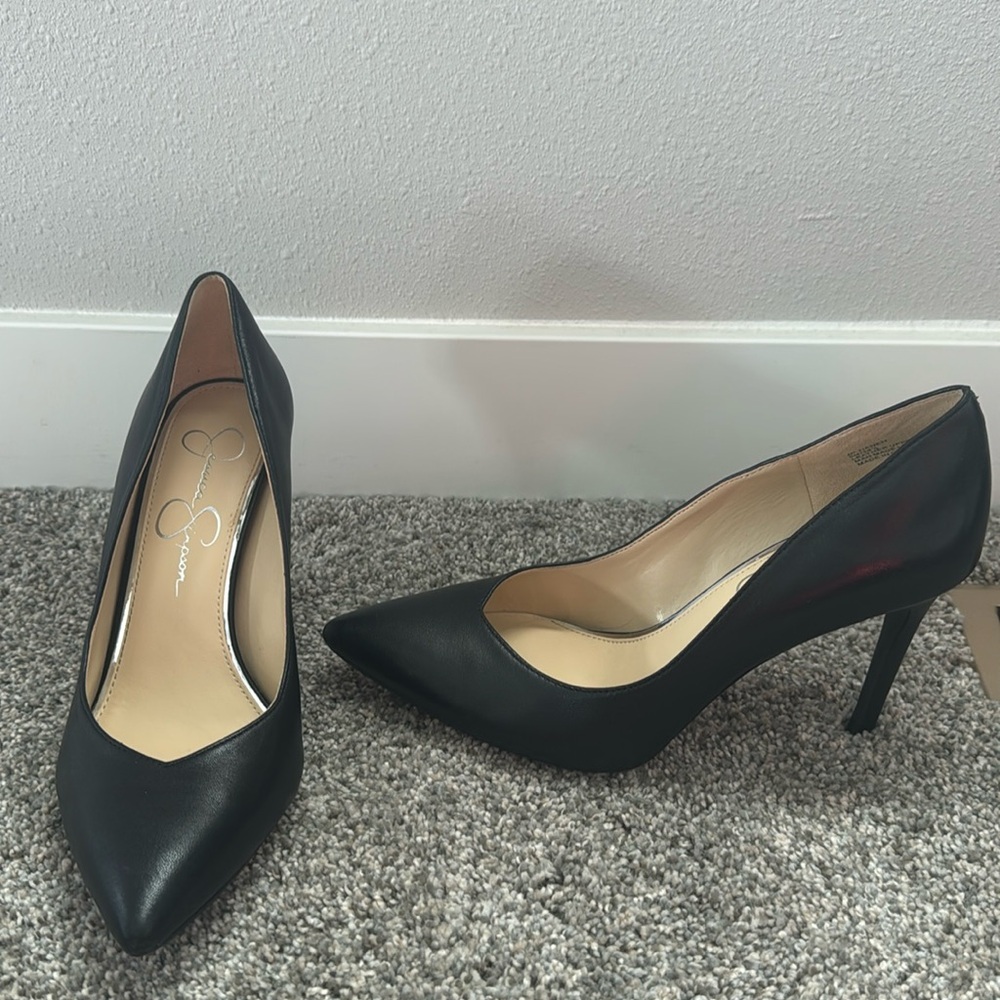 Jessica Simpson Black Pumps size 8